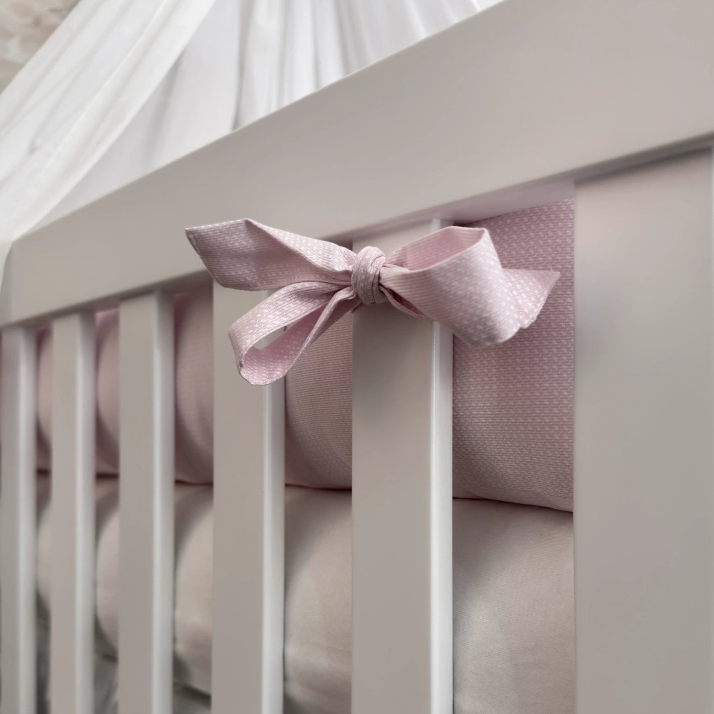 babybettumrandung zart rosa; bettumrandung gitterbett hellrosa; babybett umrandung rosa mit maschen;