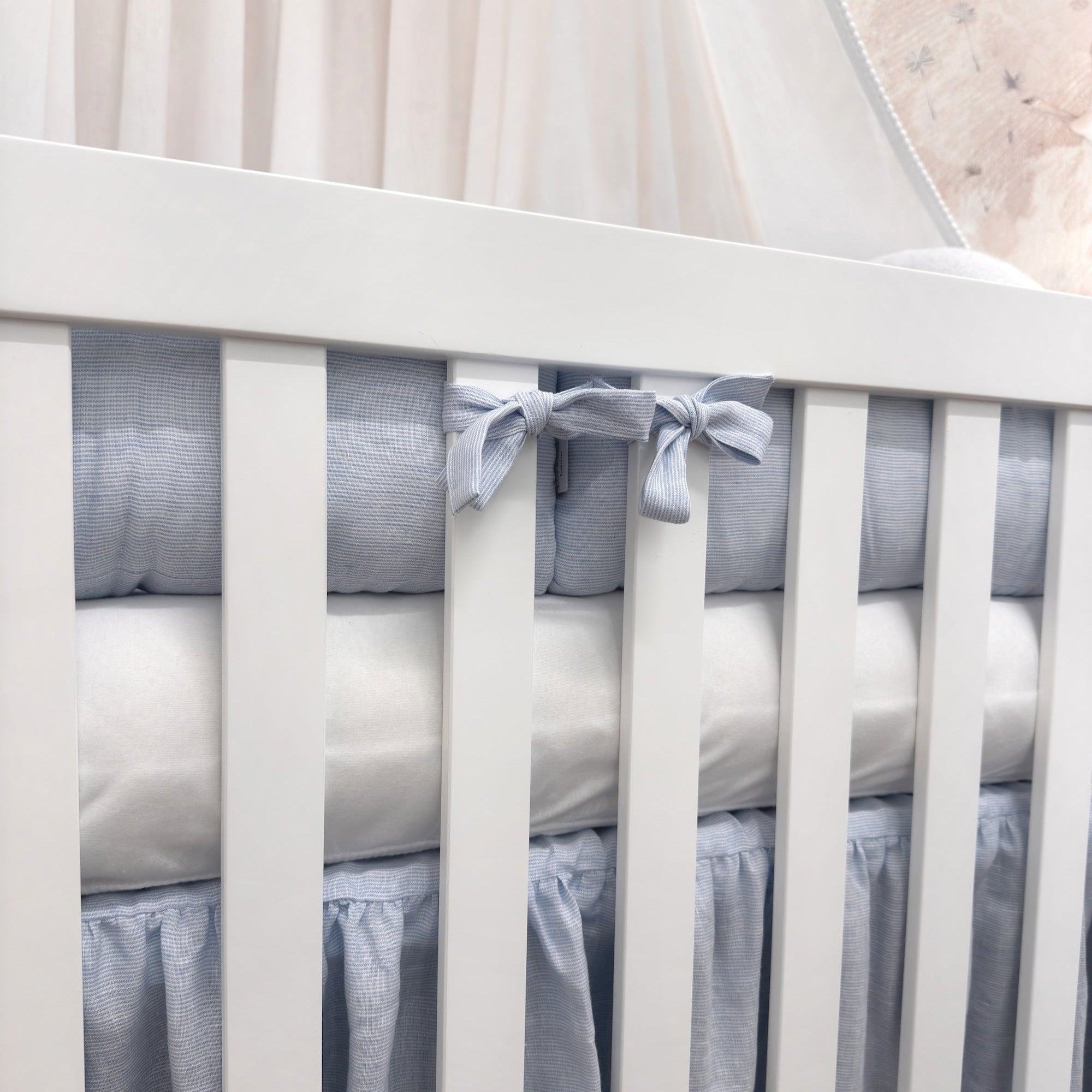 Babybett-Umrandung aus Leinen LINESSE blau gestreift mit Maschen | LUI e LEI - Interiors