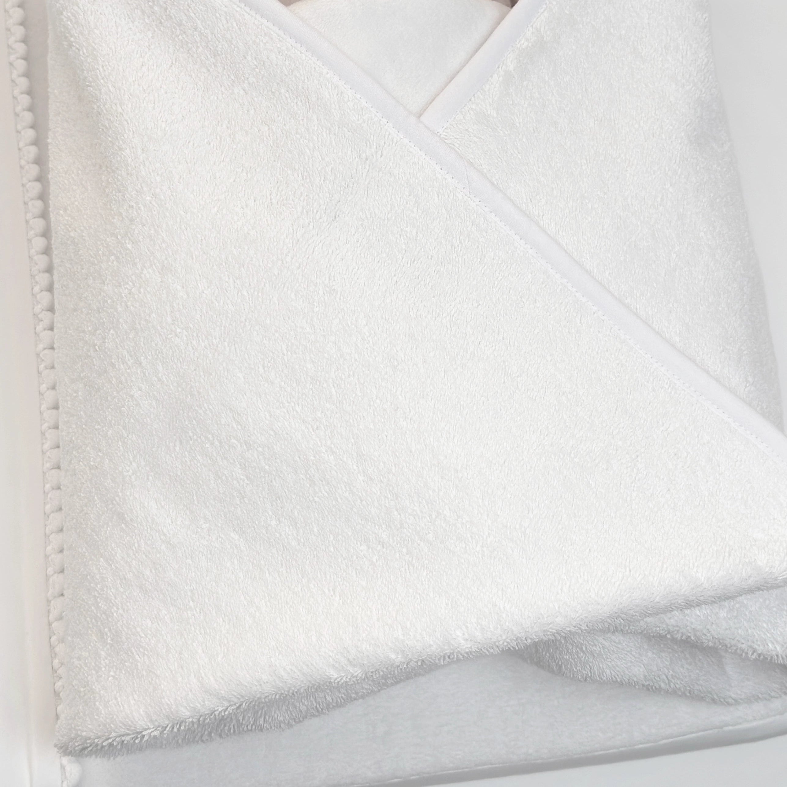 Kapuzenhandtuch PEARL White aus Premium Satin-Baumwolle