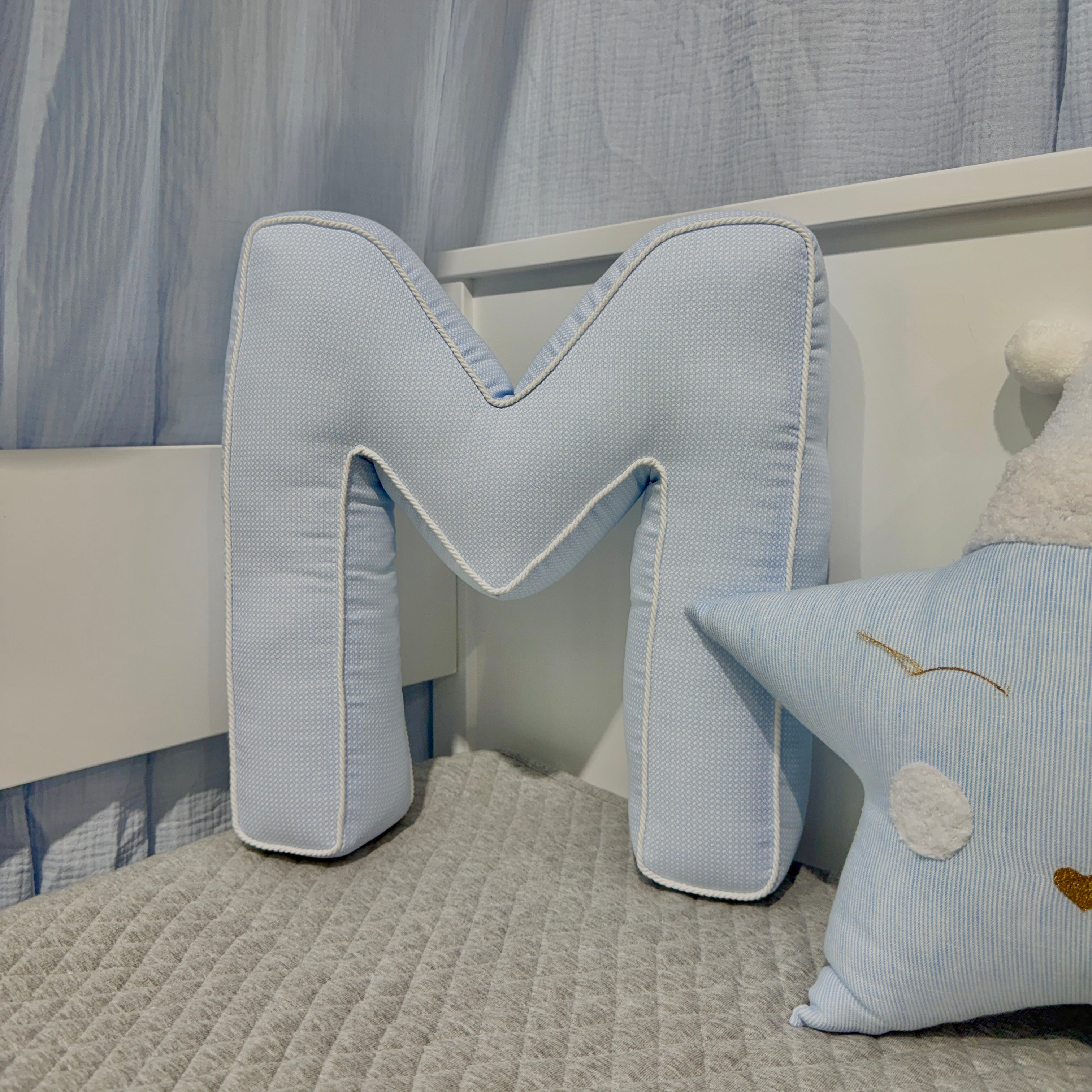 Kissen Buchstabe M blau