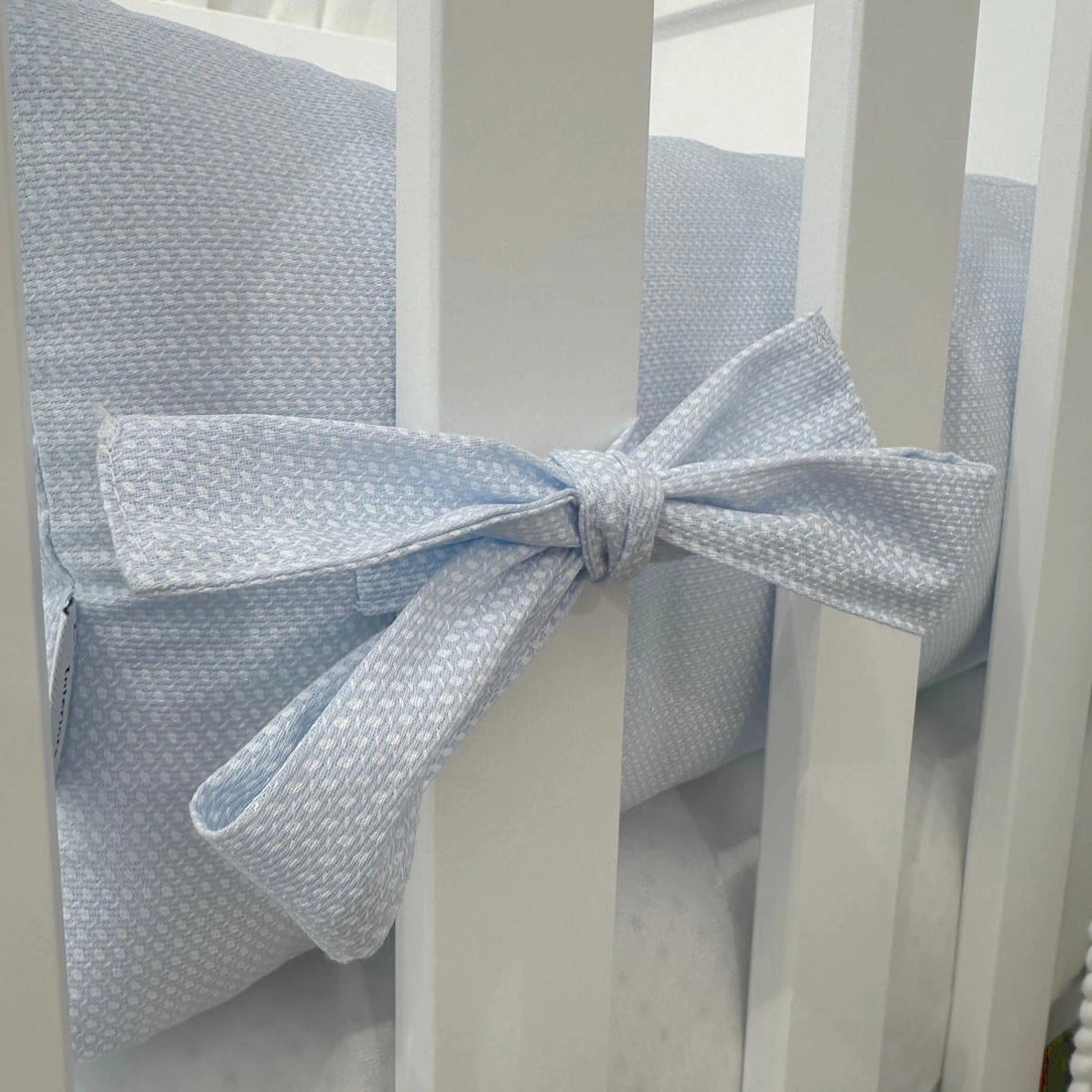 babybettumrandung hellblau; bettumrandung gitterbett blau; babybett umrandung hellblau mit maschen;