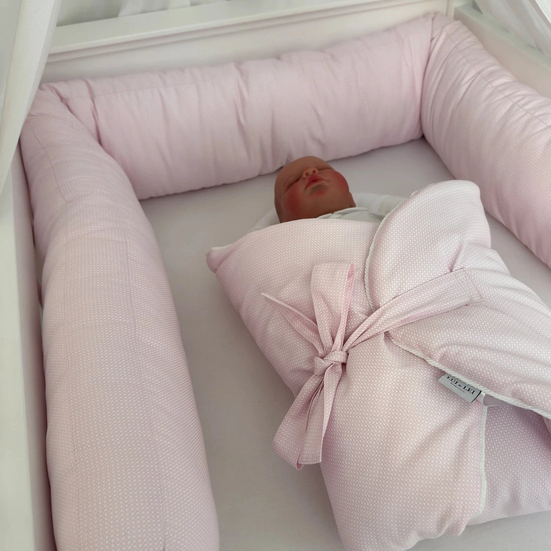 babybettumrandung zart rosa; bettumrandung gitterbett hellrosa; babybett umrandung rosa mit maschen;