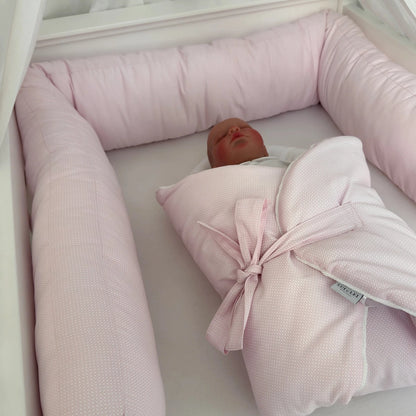 babybettumrandung zart rosa; bettumrandung gitterbett hellrosa; babybett umrandung rosa mit maschen;