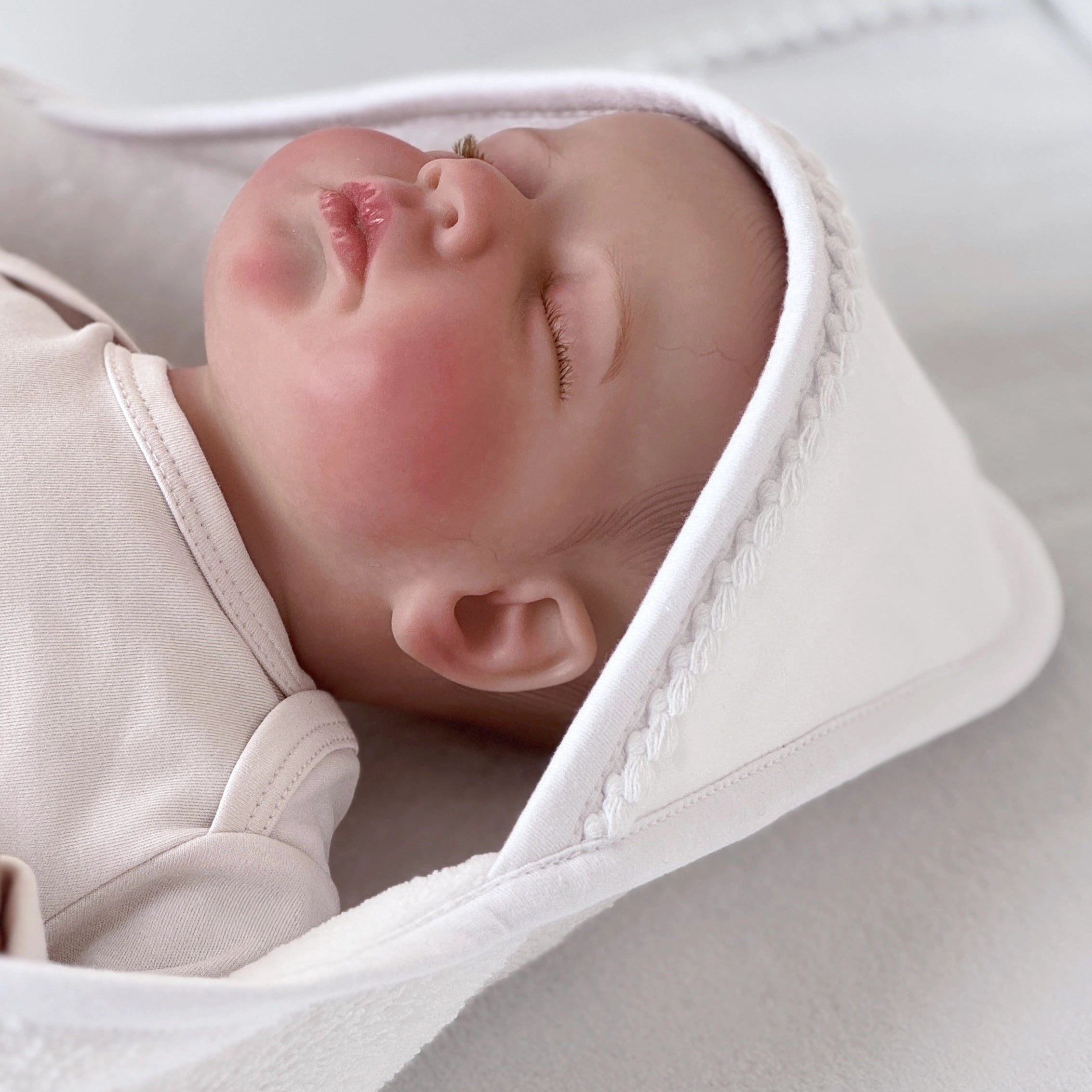 Kapuzenhandtuch PEARL White aus Premium Satin-Baumwolle