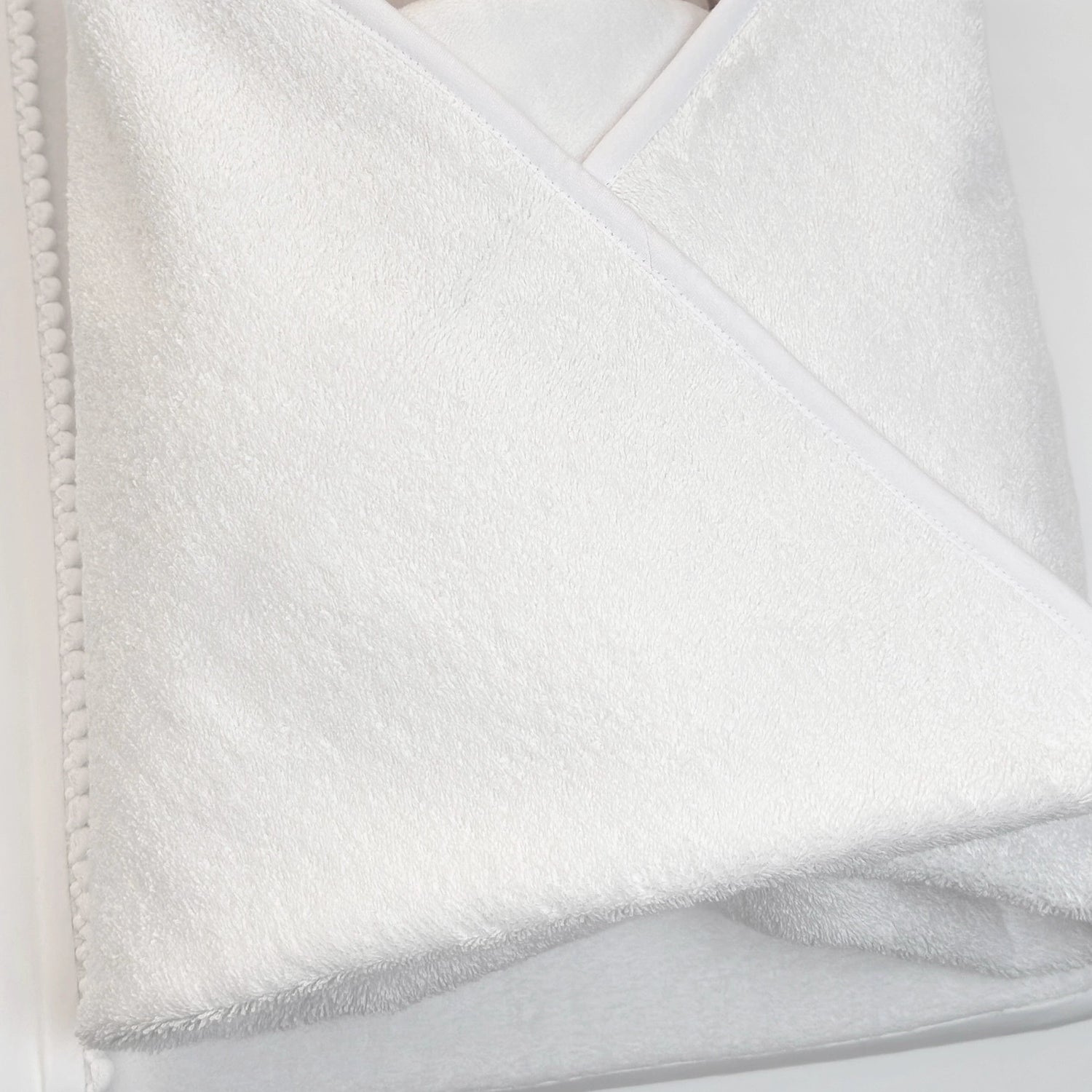 Kapuzenhandtuch PEARL White aus Premium Satin-Baumwolle