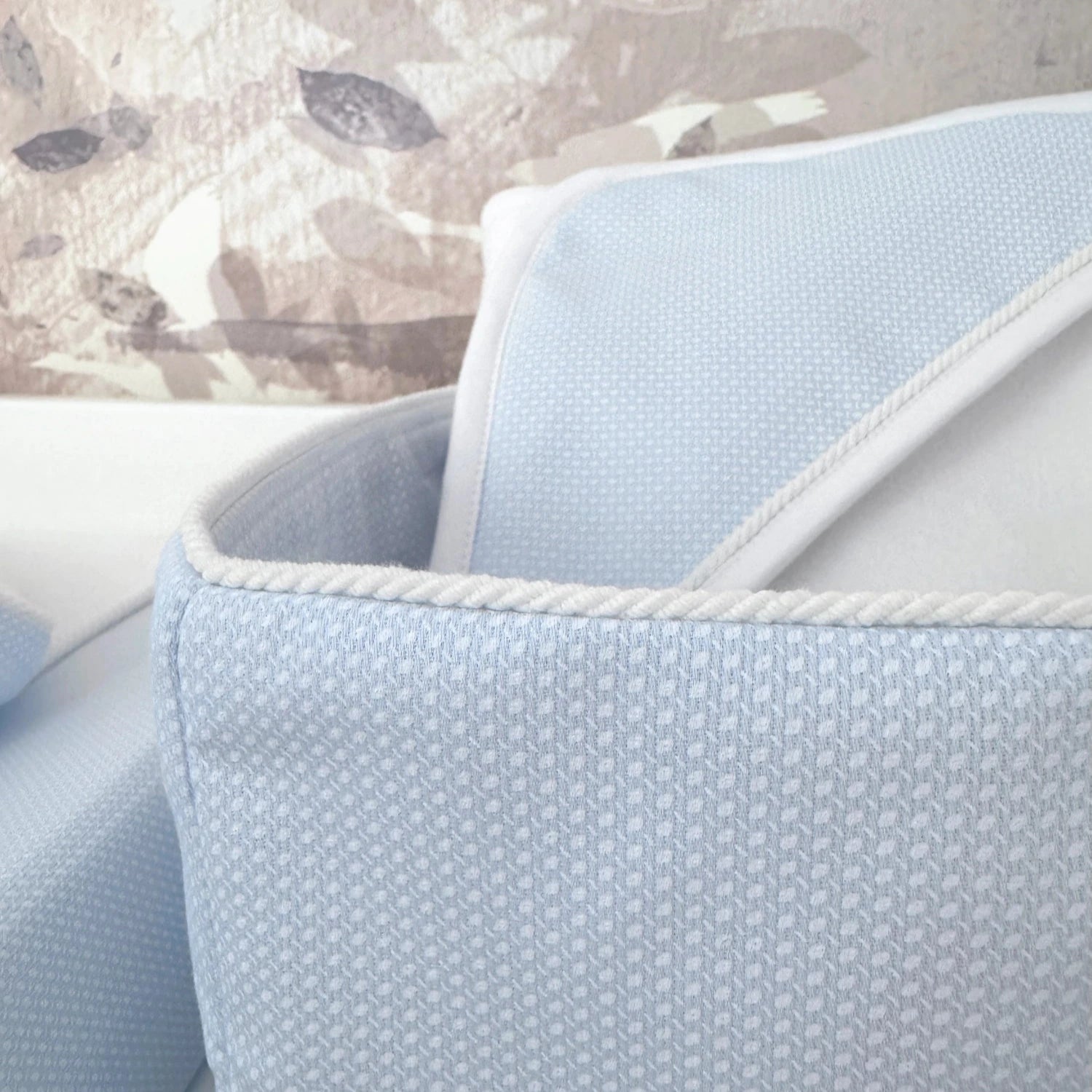 Stoffkörbchen für Babyutensilien hellblau; quadratisches Stoffkörbchen hellblau; Stoffkorb für Wickeltisch; Wickeltischkorb hellblau Stoff; LUI e LEI - Interiors
