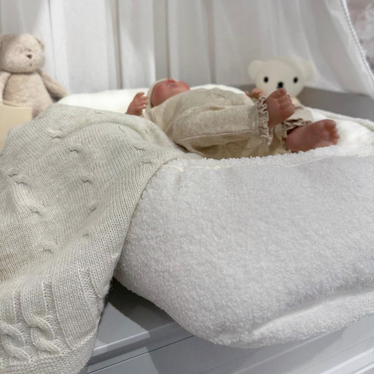 Babnest aus organischer Baumwolle &amp; Bouclé LOVE YOU weiß; Baby nest organic cotton LOVE YOU pure white